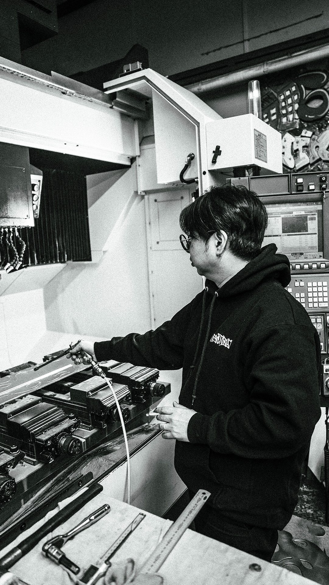 自然光の差し込む精密加工の工房