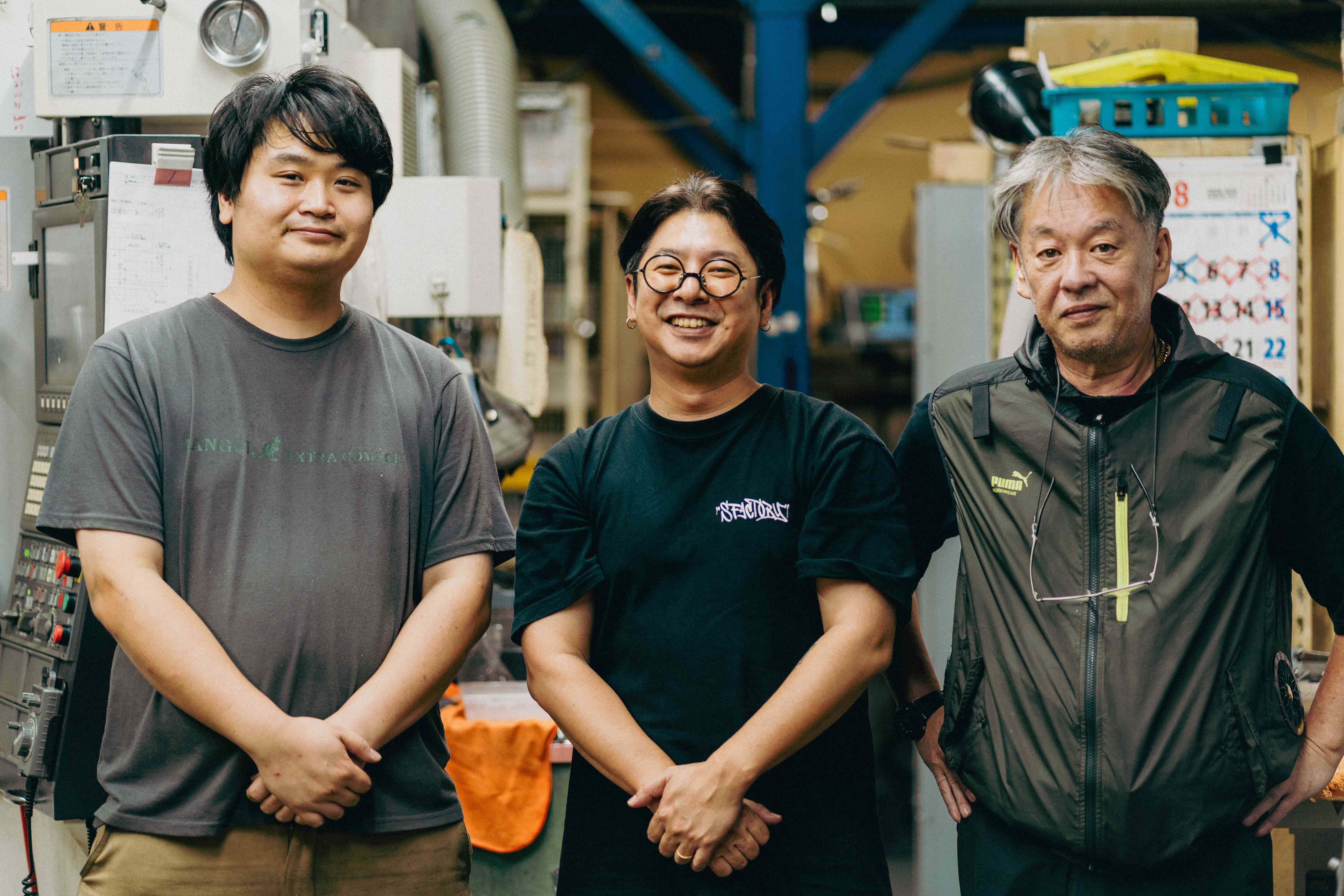 工場内で並ぶS FACTORYのスタッフ3名